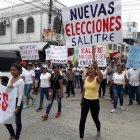  Decenas de personas reclaman al Consejo Nacional Electoral claridad y que defina de una vez quién será el alcalde de Salitre. 