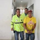  La actitud sospechosa del tipo puso en evidencia lo que estaba haciendo. Fue denunciado y capturado. 