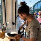  Todas sus creaciones comparten dos características: están hechas a mano, por lo que nunca salen dos iguales y todas cuestan 400 euros. 