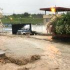  El Municipio de Manta informó que un camión, que había sido arrastrado por la corriente, “fue puesto a buen recaudo”. 