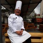  El chef Alberto Guzmán, quien lleva 36 años ininterrumpidos en la pantalla chica, analiza la importancia de los programas de gastronomía en la televisión. 