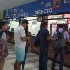  Referencial. Pasajeros compran boletos en uno de los puntos del terminal terrestre. 