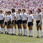  Diego Maradona lamenta el trágico deceso del ’Tata’ Brown. 