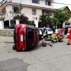  Personal de emergencia brinda primeros auxilios a los heridos.  