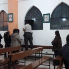  Agentes de policía inspeccionaron el sitio. 