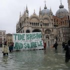  Turistas mostraron pancarta con mensaje de conciencia ambiental. 
