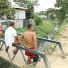  Los vecinos cuidan que nadie abra las fundas y esperan a que el recolector llegue. 