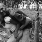  Marilyn, ex paramilitar y espía, junto a Jason Howe. 