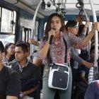 Desde hace 11 meses canta en los buses urbanos en Guayaquil. 
