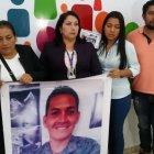  Gloria Gavilánez ( i ) junto a su hija, Viviana Ilaquiche (camisa verde) y su hermano, Henry Sigcha. 