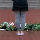  La joven se había mudado recientemente a Nueva York para asistir a la universidad. 