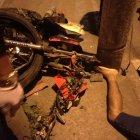  El cuerpo del fallecido quedó tendido junto a la moto y el poste con que chocó. 