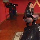  Hombre realizando el peligroso juego íntimo de la asfixia. 