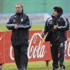  Bilardo (i), cuando fue asistente del entonces DT de Argentina, Diego Maradona. 