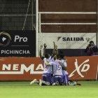  El primer clásico ambateño se vistió de celeste en las canchas del estadio Bellavista, la noche del sábado 23 de febrero.  
