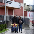  Los padres de Ariel lo llevan tres veces por semana a una casa de salud en el norte de Quito. Allí recibe terapias para no perder la movilidad de sus músculos.  