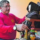  Jorge enseña las figuras religiosas que le han quedado de sus familiares, las tiene guardadas.   