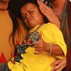  En un video se ve cómo unos hombres lo molestan mientras disfruta de la música.  