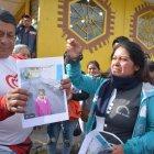  La mamá es comerciante afuera de la Plaza Juan Cajas en Ambato. 