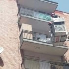  Usando una escalera mecánica, los bomberos llegaron hasta el balcón donde estaba el cadáver del perro. 