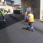  Personal de Epmmop realiza los trabajos de pavimentación en la vía a Nayón. 