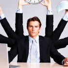  Una parte de la población trabaja demasiadas horas y otra lo normal. 