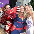  Brie Larson posa con unos fanáticos a la llegada al evento. 