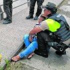  Agentes policiales evitaron ayer que una mujer se lance hacia el río Guayas. 