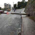  El poste caído atravesaba todo el ancho de la avenida Mariscal Sucre. 