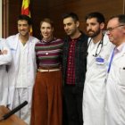  Audrey Mash y su esposo Rhoan Schoeman, junto al grupo de médicos que lograron salvar la vida de la mujer. 