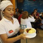  En este restaurante sirven el ceviche de forma especial: con maní y aguacate. 