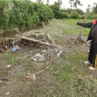  Ángel Constante muestra la crecida de la acequia cercana a su casa, además de la basura que lleva a su paso. 