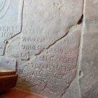  Una de las lápidas rota por la mitad. 