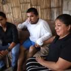  La esposa de la víctima, María Mercedes Figueroa, junto a sus hijos Érick y Kevin piden a las autoridades ayuda para repatriar el cuerpo.  