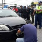  Un conductor es obligado a colocar la placa de su vehículo en el lugar adecuado. 