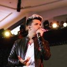  El joven artista deleitó al público con varios de sus temas, durante la apertura del nuevo local de la presentadora Michela Pincay. 