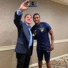  Fotografía de Antonio Valencia (d) junto a Álex Aguinaga (i).  