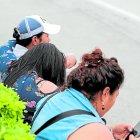  Familiares de los fallecidos acudieron al Laboratorio de Criminalística para retirar sus cuerpos. 