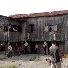  El sujeto, que huía con tres de sus compinches, llegó a la casa de Rosa Coello y se camufló en una de las habitaciones del inmueble ubicada al pie de un camino de tercer orden. 