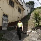  El coronel Jorge Amores, jefe del Distrito Durán, recorre las escalinatas del cerro Las Cabras. 