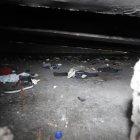  En el interior de los huecos de los puentes que están frente a dos centros comerciales en el sur, se visualiza basura y objetos personales. 