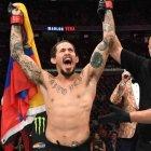  Chito Vera, con la bandera de Ecuador, grita toda su alegría cuando el juez del encuentro lo declara ganador. 