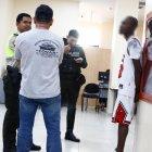  El involucrado (de pantaloneta) quedó detenido tras el robo.  