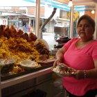  Doña Dora Larrosa inició la venta del tradicional platillo cuando las calles eran de tierra. Ahora, sus 11 hijos metieron mano en el negocio. 