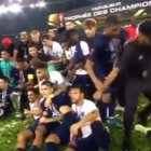  Kylian Mbappé empujó a Neymar en el festejo del PSG. 