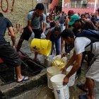  Día y noche, cientos de personas llenan bidones, baldes, botellas o cualquier recipiente con el líquido, que solo sirve para bañarse o lavar ropa, pues no es apto para el consumo.  