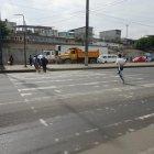  Los jóvenes cruzan corriendo. 