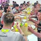  Disciplina. Cuando los canarios se alimentan, la interrelación se fortalece. El diálogo entre ellos es permanente.  