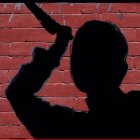  Una de las testigos mostraba cómo el hombre le propinó una de las puñaladas a la señora, luego que ella salía de la panadería del sector. 