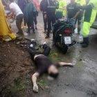  Junto al cuerpo estaba una motoneta color negro, por lo que hacía presumir que se trataba del resultado de un accidente de tránsito. 